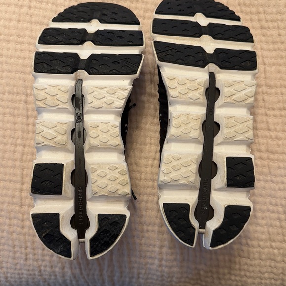 On Cloud Women’s Athletic Shoes in Black and White - worn twice - Picture 7 of 8
